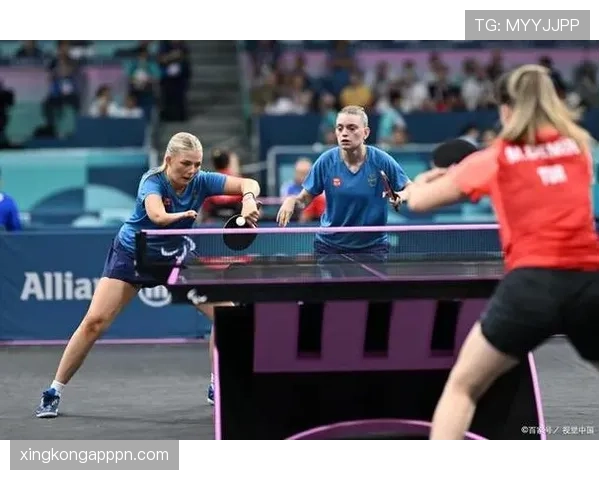 规则拆解型：足球比赛中交换场地的条件和时机是什么？