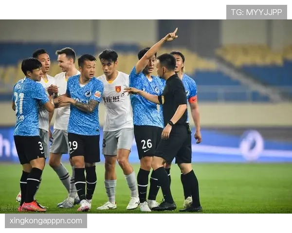 反弹手球判罚标准为何如此争议巨大？揭秘裁判判罚逻辑